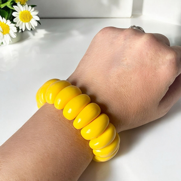 Vintage Retro Mod Yellow Lucite Plastic Panel Bracelet Bangle, Stretchy - Picture 4 of 4